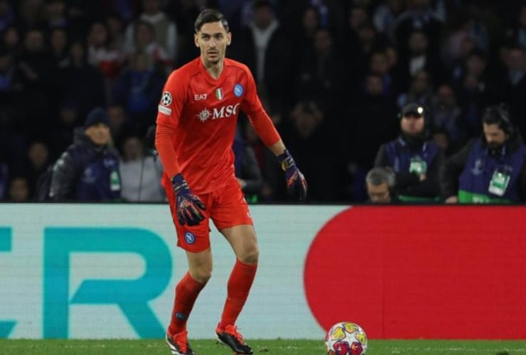 Alex Meret in campo con la maglia del Napoli – foto LaPresse - Fattidipallone.it