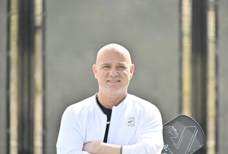 Andre Agassi con la racchetta tra le mani - fonte X - Fattidipallone.it