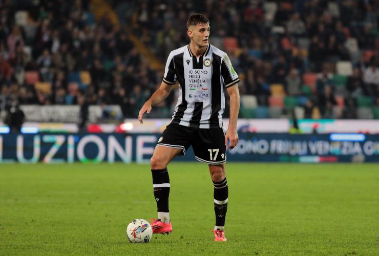 Lorenzo Lucca in campo con la maglia dell'Udinese - foto LaPresse - Fattidipallone.it