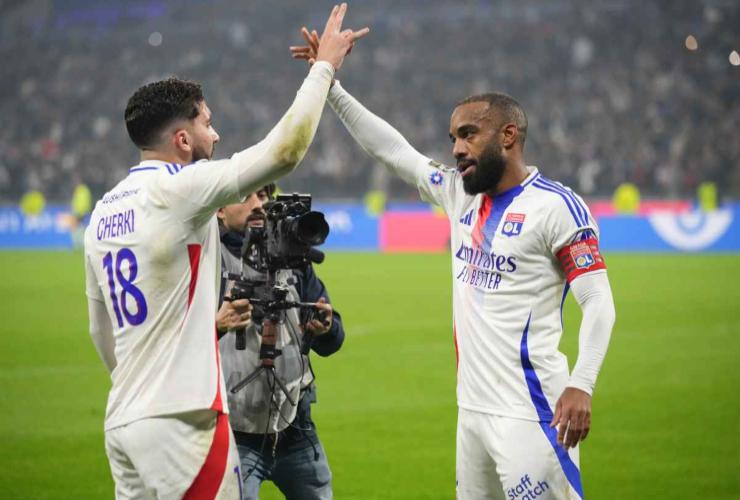 Rayan Cherki in campo con la maglia del Lione in Ligue 1 - foto LaPresse - Fattidipallone.it