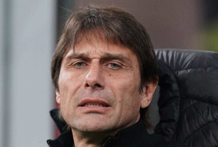 Antonio Conte osserva attentamente i suoi calciatori in campo - foto LaPresse - Fattidipallone.it