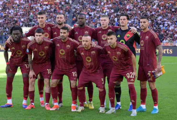 Giocatori Roma prima del match da disputare in campionato – foto LaPresse – Fattidipallone.it