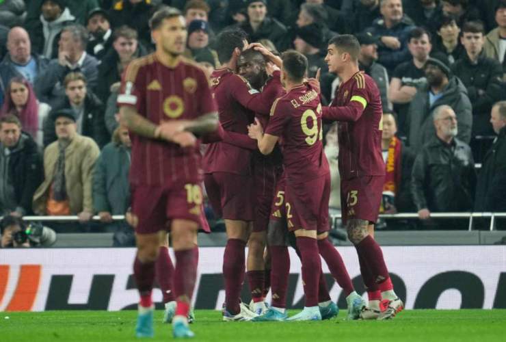 I giocatori della Roma esultano dopo aver segnato il gol - foto LaPresse - Fattidipallone.it