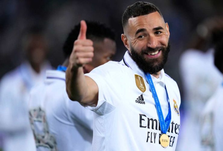 Karim Benzema sorride con la maglia del Real Madrid dopo la premiazione - foto LaPresse - Fattidipallone.it