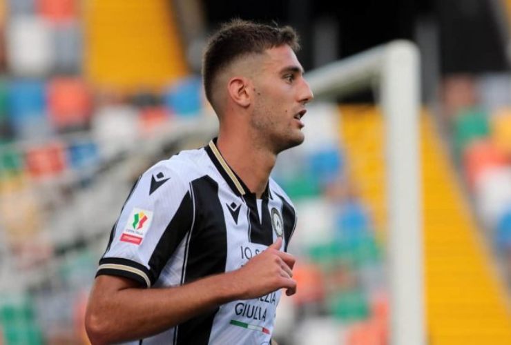 Lorenzo Lucca in campo con la maglia dell'Udinese - foto LaPresse - Fattidipallone.it