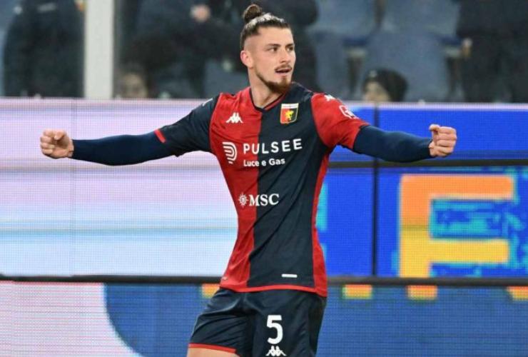 Radu Dragusin esulta in campo con la maglia del Genoa - foto LaPresse - Fattidipallone.it