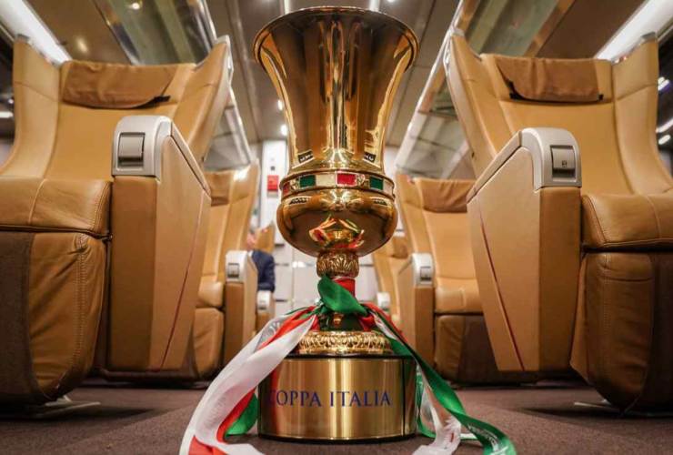 Trofeo della Coppa Italia con fascia tricolore pronta per essere sollevata - foto LaPresse - Fattidipallone.it