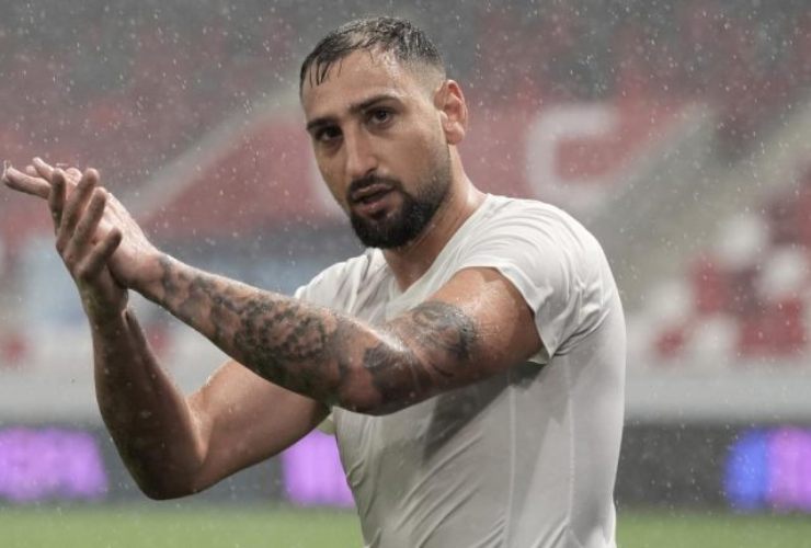 Gianluigi Donnarumma in campo che ringrazia i tifosi - foto LaPresse - Fattidipallone.it