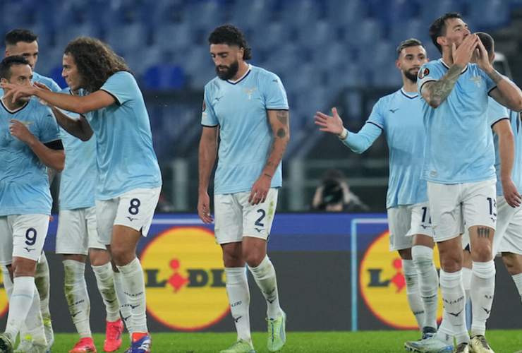 Giocatori della Lazio esultano per la vittoria - foto LaPresse - Fattidipallone.it