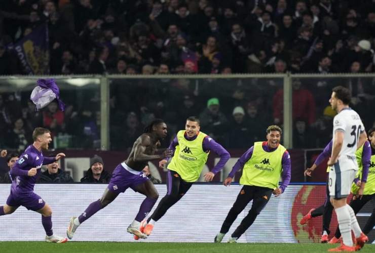 I calciatori viola festeggiano la vittoria contro l'Inter - foto LaPresse - Fattidipallone.it