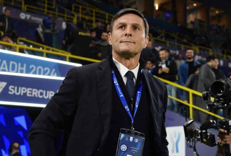 Javier Zanetti attento a bordocampo - foto LaPresse - Fattidipallone.it